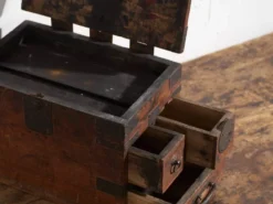 Coffret japonais ancien avec tiroirs et ferronnerie – tansu portable – période Meiji–Taishō (c.1880–1920)
