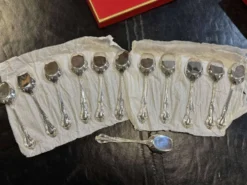 Coffret Mappin and Webb de 12 cuillères à glace en métal argenté