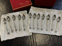 Coffret Mappin and Webb de 12 cuillères à moka en métal argenté