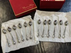 Coffret Mappin and Webb de 12 cuillères à moka en métal argenté