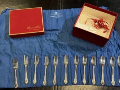 Coffret Mappin and Webb de 12 fourchettes à gâteaux en métal argenté