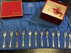 Coffret Mappin and Webb de 12 fourchettes à gâteaux en métal argenté