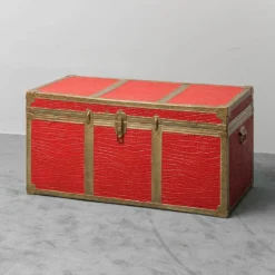 Coffre vintage en métal recouvert de cuir rouge, années 1950