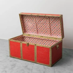Coffre vintage en métal recouvert de cuir rouge, années 1950