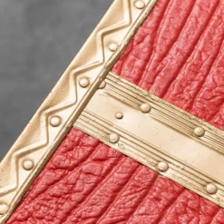 Coffre vintage en métal recouvert de cuir rouge, années 1950