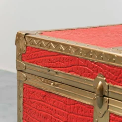 Coffre vintage en métal recouvert de cuir rouge, années 1950