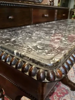 Coiffeuse ancienne anglaise en acajou sculpté, marbre noir et miroir