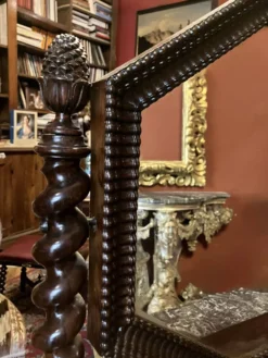 Coiffeuse ancienne anglaise en acajou sculpté, marbre noir et miroir