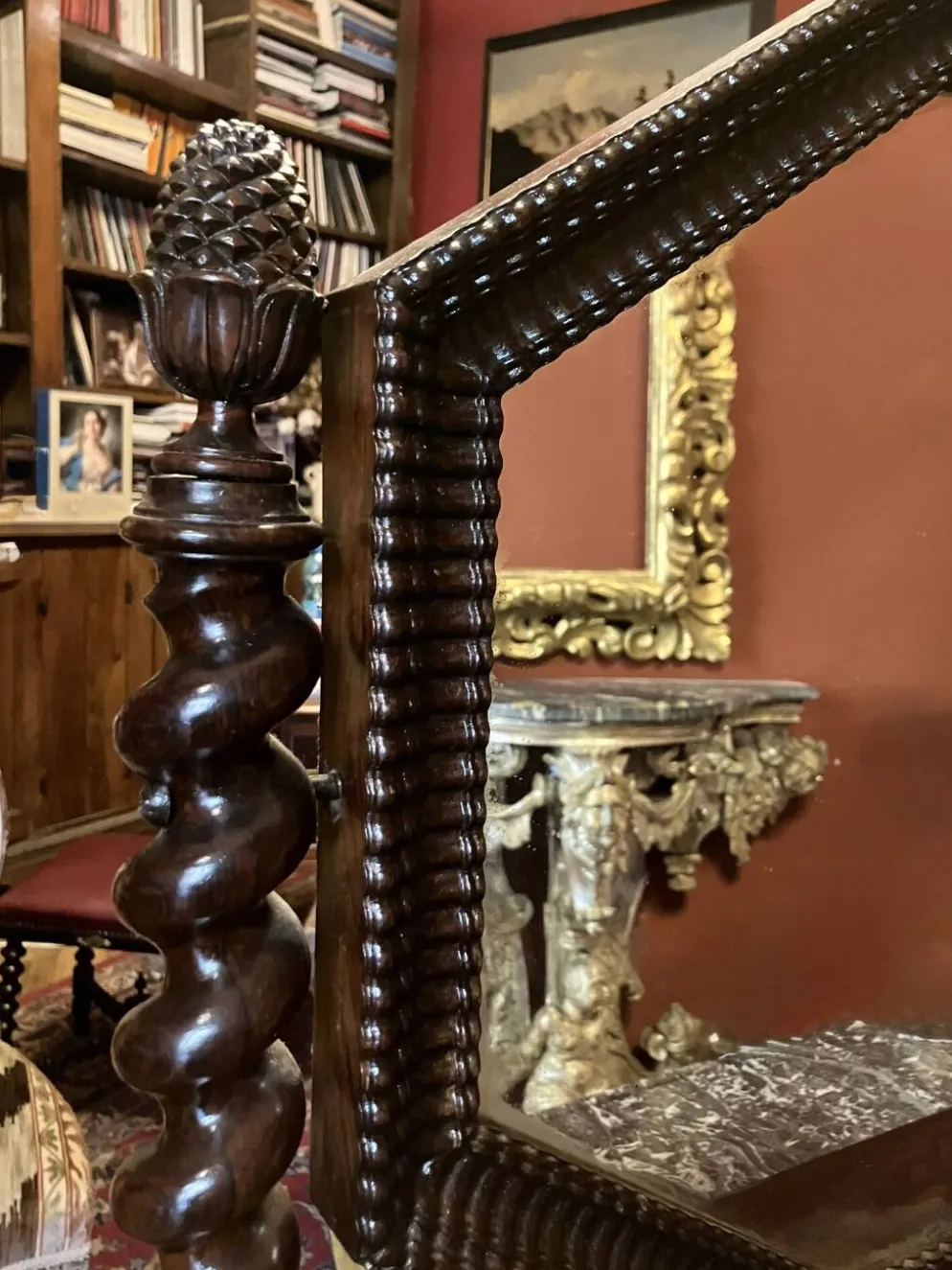 Coiffeuse ancienne anglaise en acajou sculpté, marbre noir et miroir