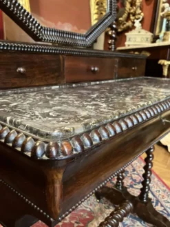 Coiffeuse ancienne anglaise en acajou sculpté, marbre noir et miroir