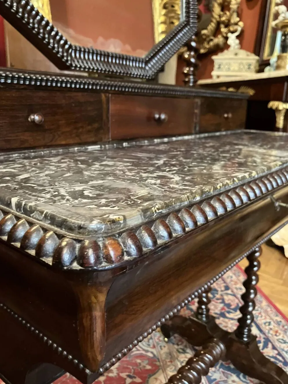 Coiffeuse ancienne anglaise en acajou sculpté, marbre noir et miroir