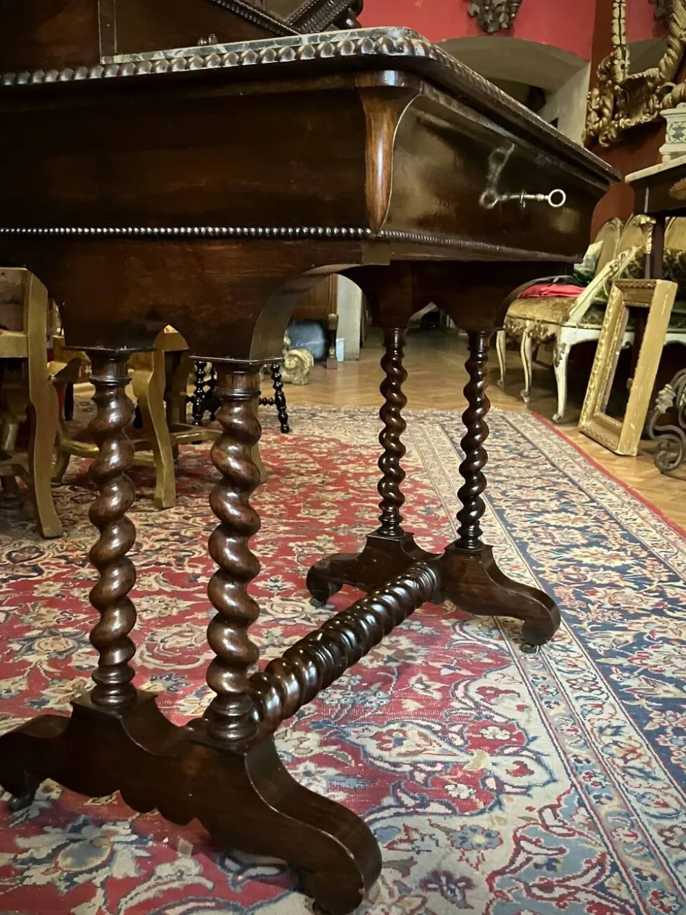 Coiffeuse ancienne anglaise en acajou sculpté, marbre noir et miroir