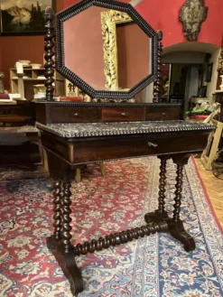 Coiffeuse ancienne anglaise en acajou sculpté, marbre noir et miroir