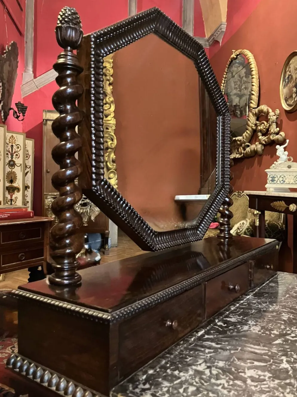 Coiffeuse ancienne anglaise en acajou sculpté, marbre noir et miroir