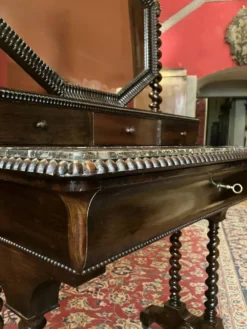 Coiffeuse ancienne anglaise en acajou sculpté, marbre noir et miroir