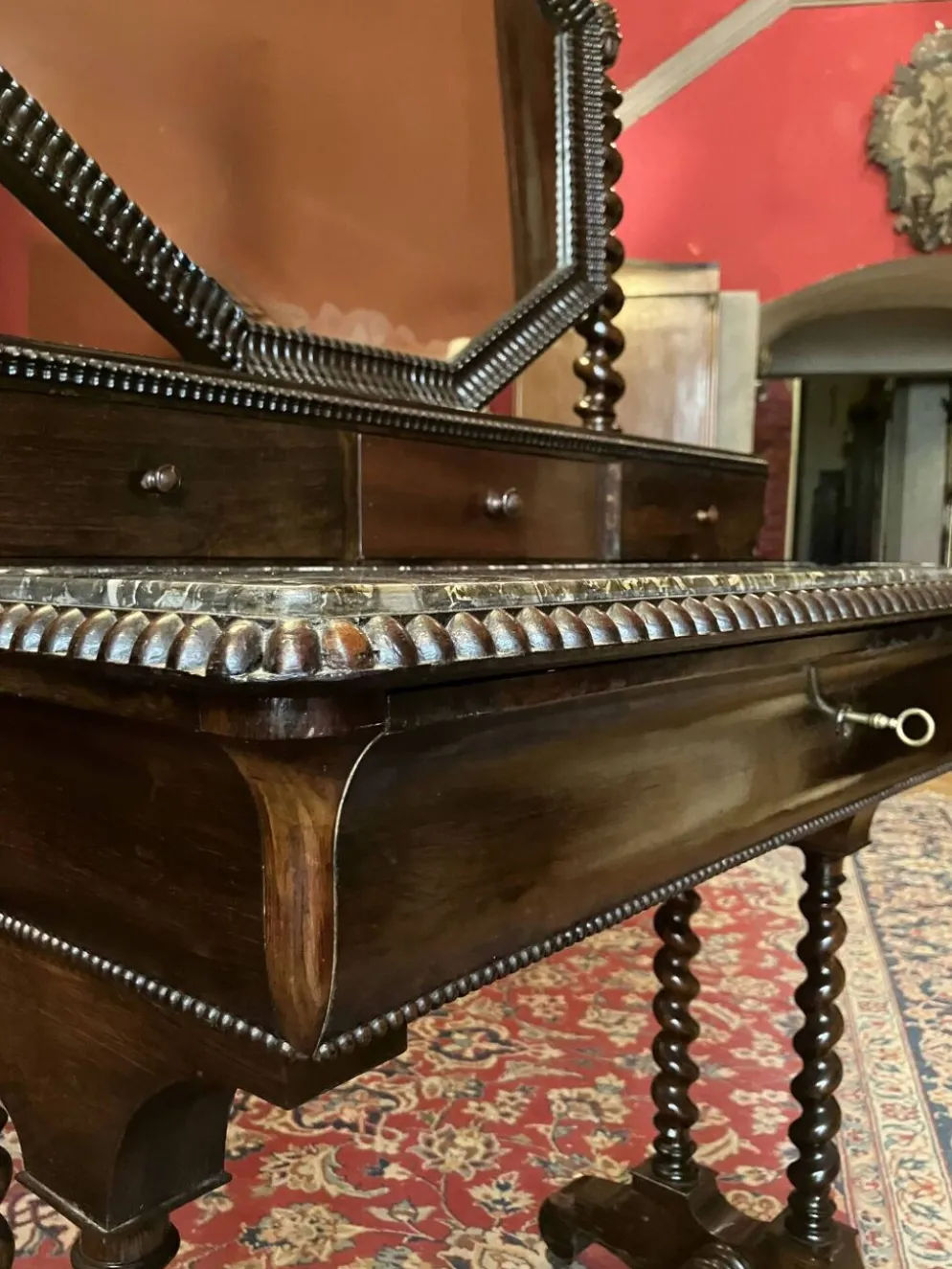 Coiffeuse ancienne anglaise en acajou sculpté, marbre noir et miroir