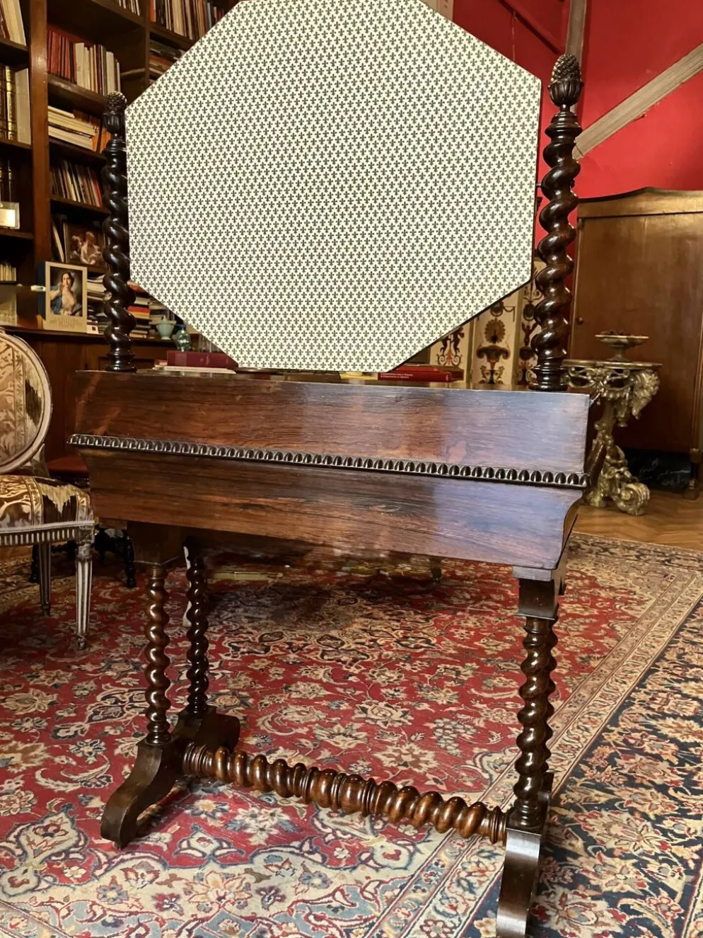 Coiffeuse ancienne anglaise en acajou sculpté, marbre noir et miroir