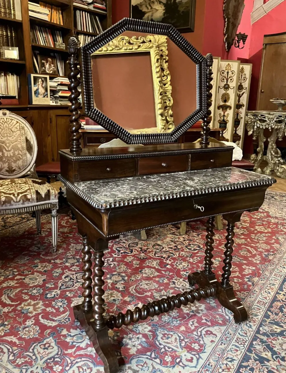 Coiffeuse ancienne anglaise en acajou sculpté, marbre noir et miroir