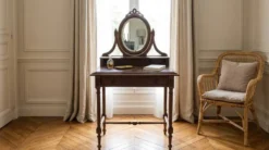 Coiffeuse ancienne en chêne et marbre rouge avec miroir pivotant