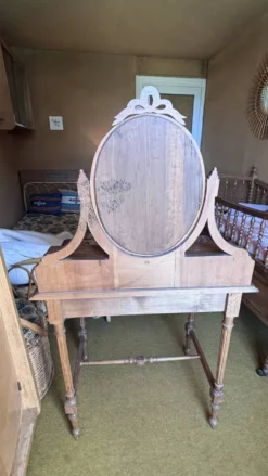 Coiffeuse ancienne en chêne et marbre rouge avec miroir pivotant