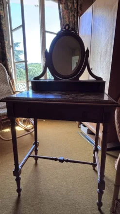 Coiffeuse ancienne en chêne et marbre rouge avec miroir pivotant