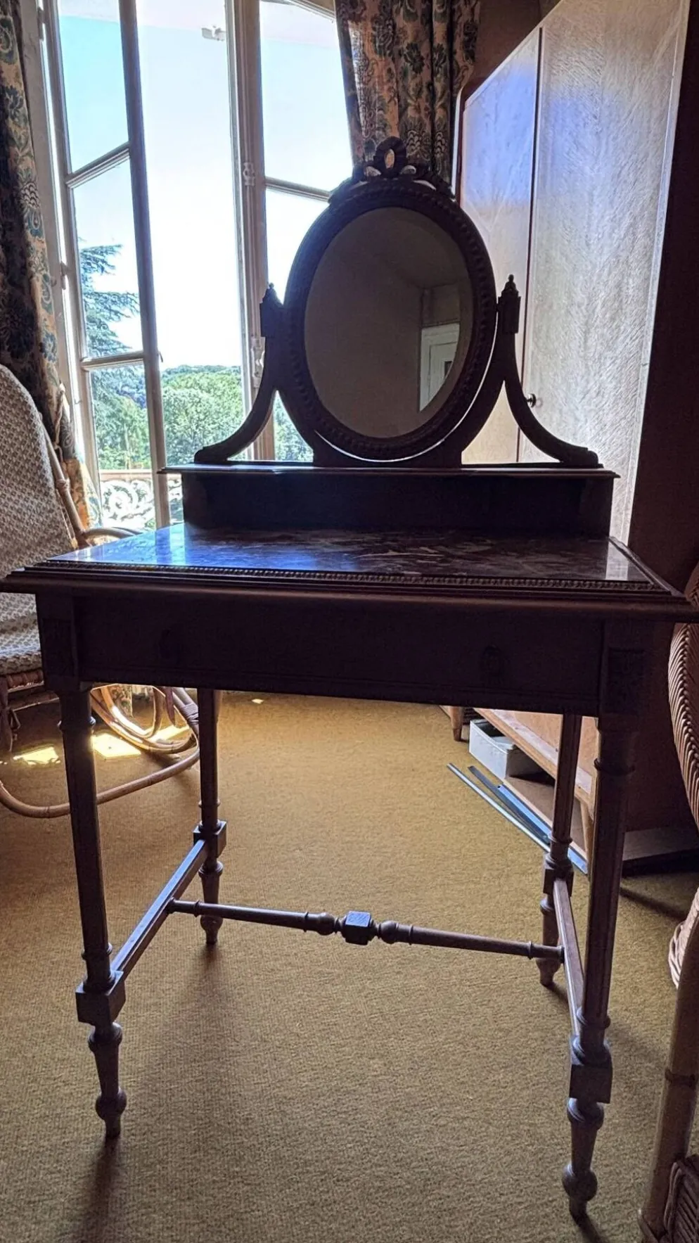 Coiffeuse ancienne en chêne et marbre rouge avec miroir pivotant