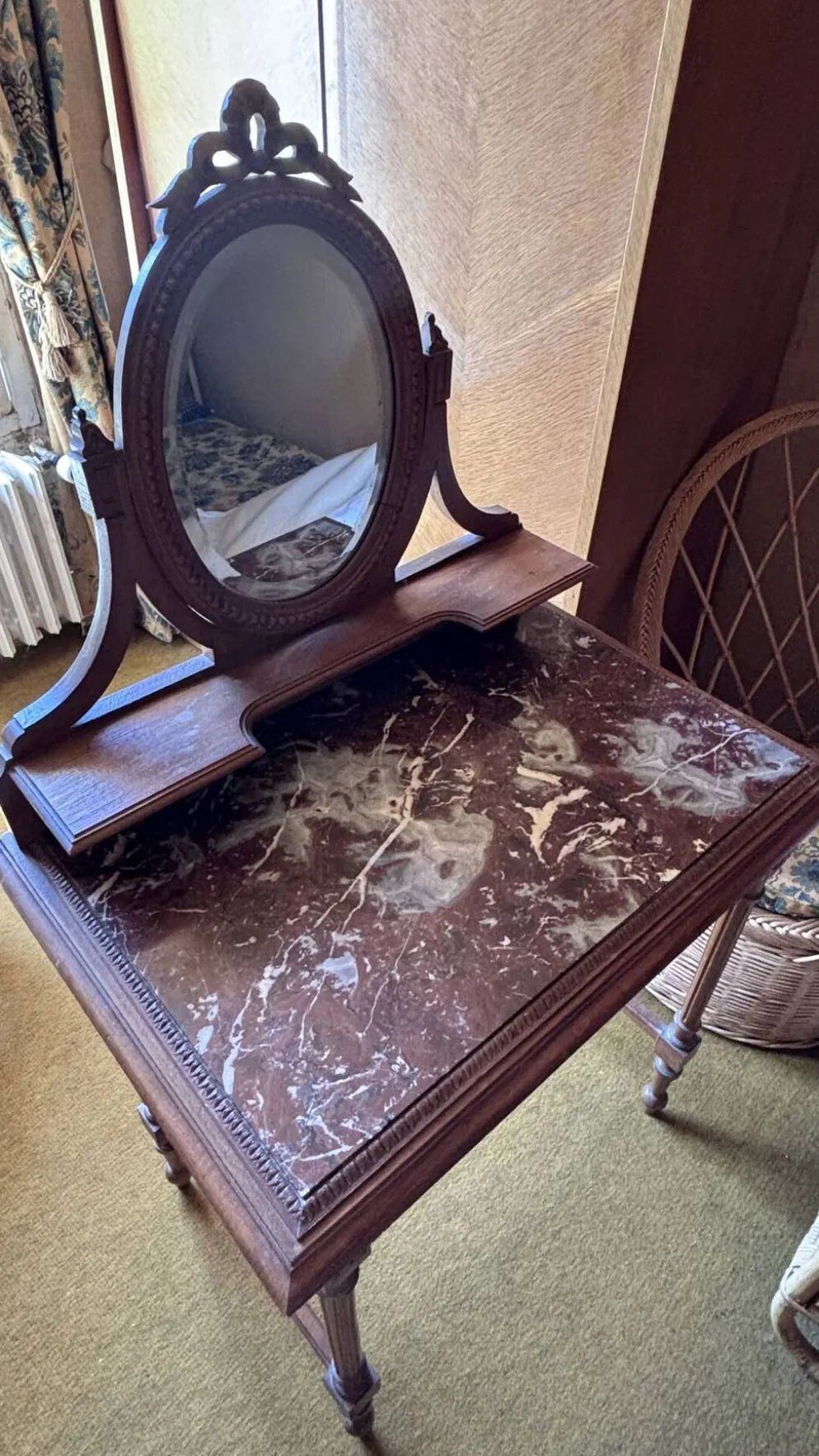 Coiffeuse ancienne en chêne et marbre rouge avec miroir pivotant