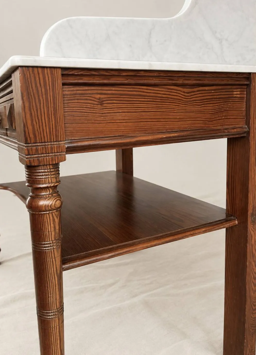 Coiffeuse ancienne style Louis XVI en bois et marbre blanc veiné