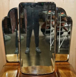 Coiffeuse Art Déco circa 1930 en noyer satiné avec miroir