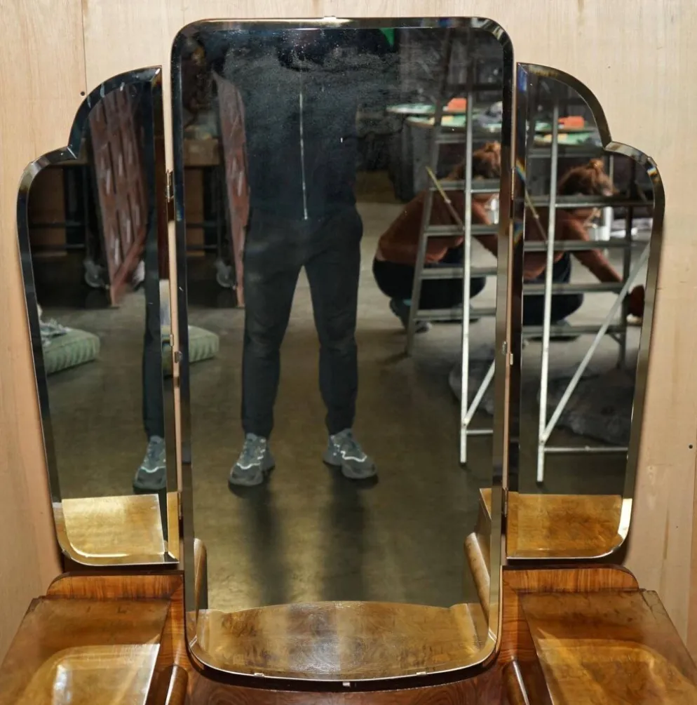 Coiffeuse Art Déco circa 1930 en noyer satiné avec miroir