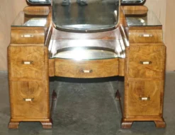 Coiffeuse Art Déco circa 1930 en noyer satiné avec miroir