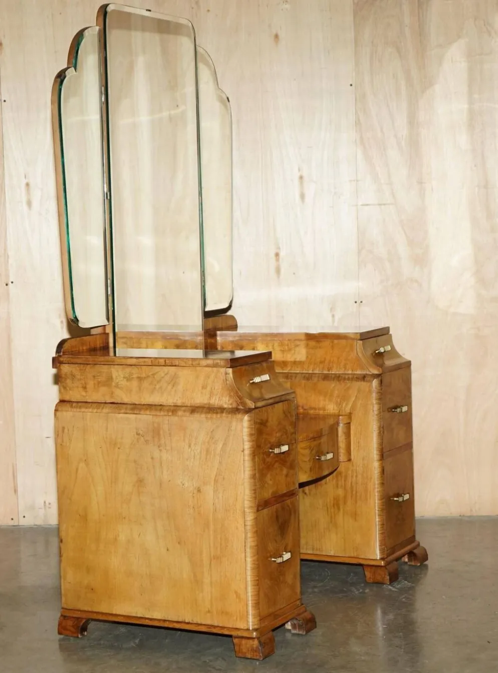 Coiffeuse Art Déco circa 1930 en noyer satiné avec miroir
