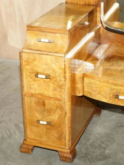Coiffeuse Art Déco circa 1930 en noyer satiné avec miroir
