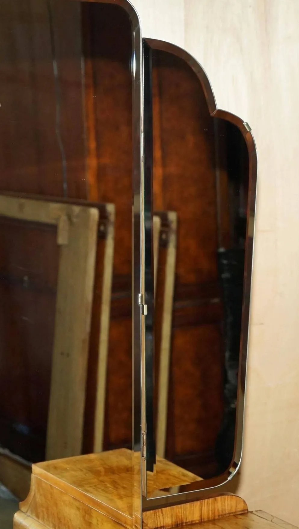 Coiffeuse Art Déco circa 1930 en noyer satiné avec miroir