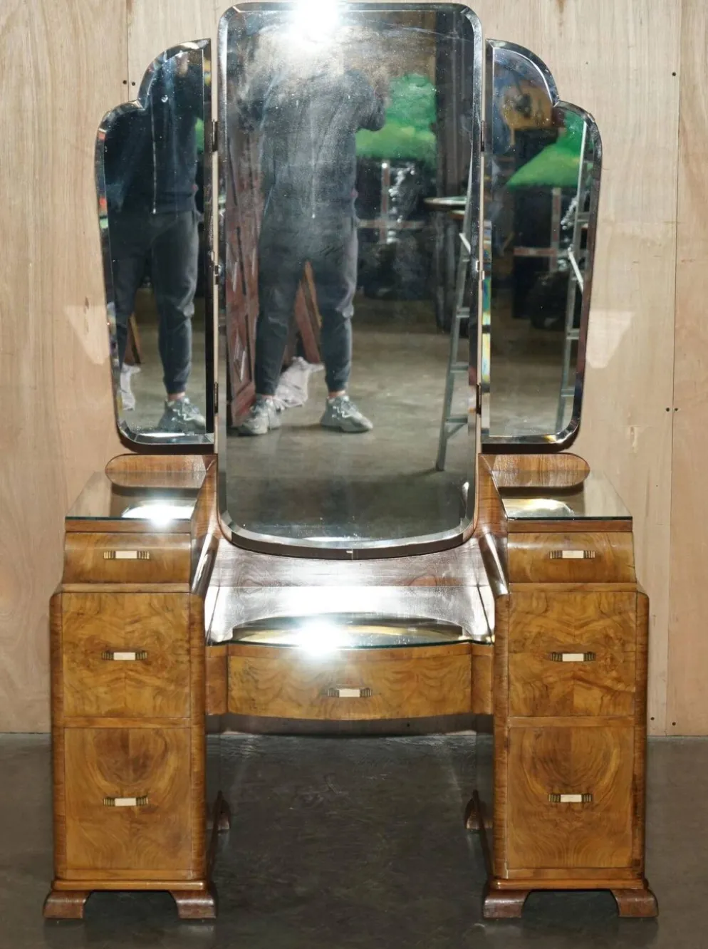 Coiffeuse Art Déco circa 1930 en noyer satiné avec miroir