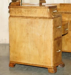 Coiffeuse Art Déco circa 1930 en noyer satiné avec miroir