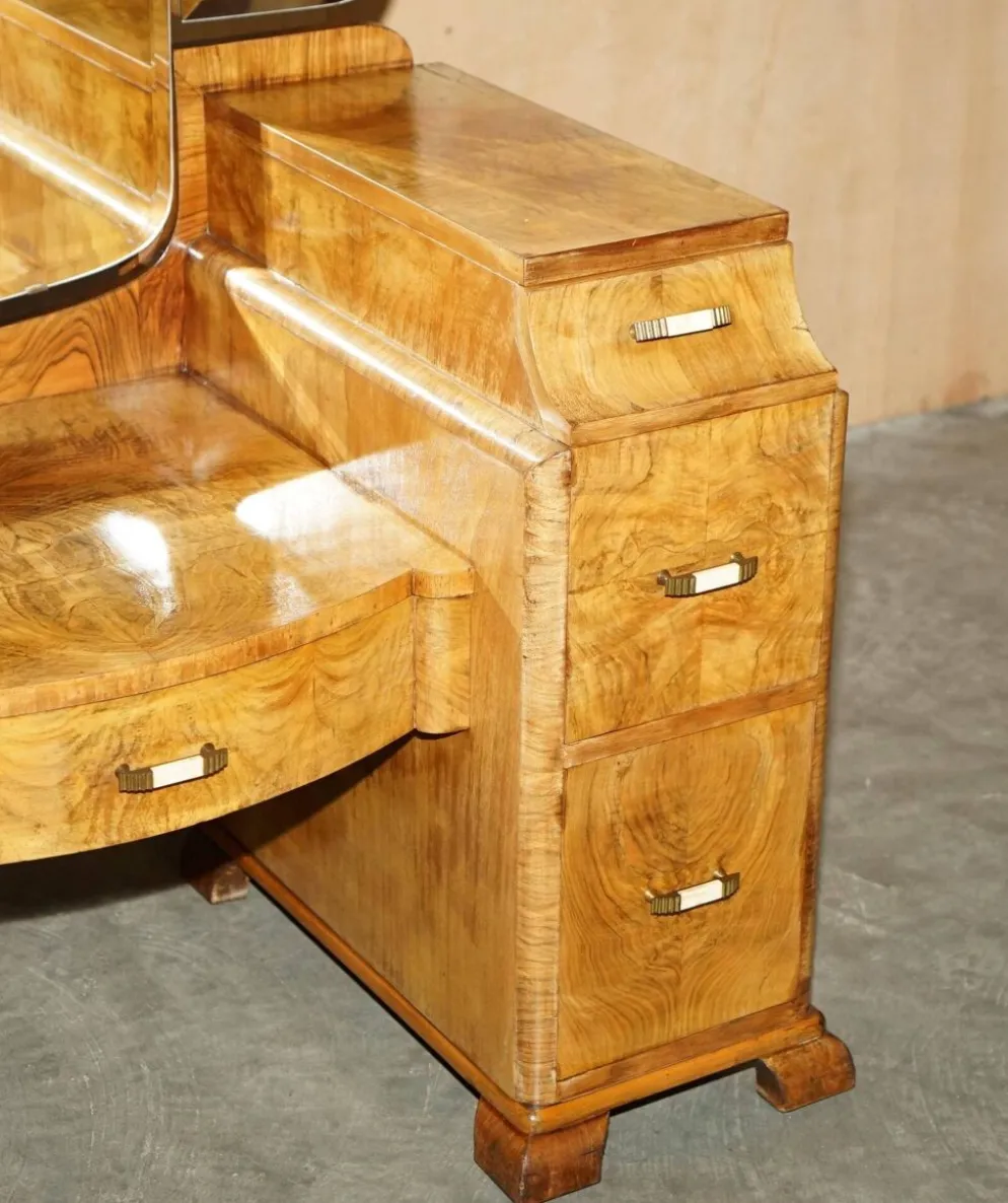 Coiffeuse Art Déco circa 1930 en noyer satiné avec miroir