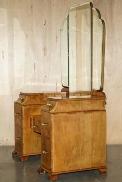 Coiffeuse Art Déco circa 1930 en noyer satiné avec miroir