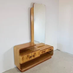 Coiffeuse Art Déco de style Halabala unique avec des poignées en bakélite.