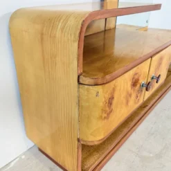 Coiffeuse Art Déco de style Halabala unique avec des poignées en bakélite.
