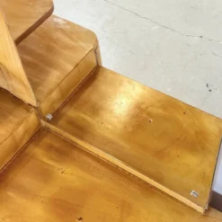 Coiffeuse Art Déco de style Halabala unique avec des poignées en bakélite.