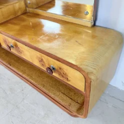 Coiffeuse Art Déco de style Halabala unique avec des poignées en bakélite.