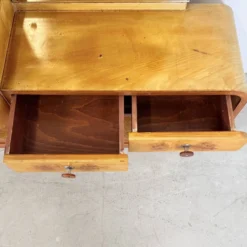 Coiffeuse Art Déco de style Halabala unique avec des poignées en bakélite.