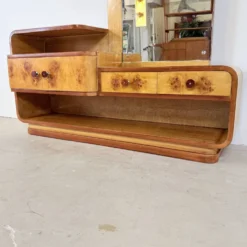 Coiffeuse Art Déco de style Halabala unique avec des poignées en bakélite.