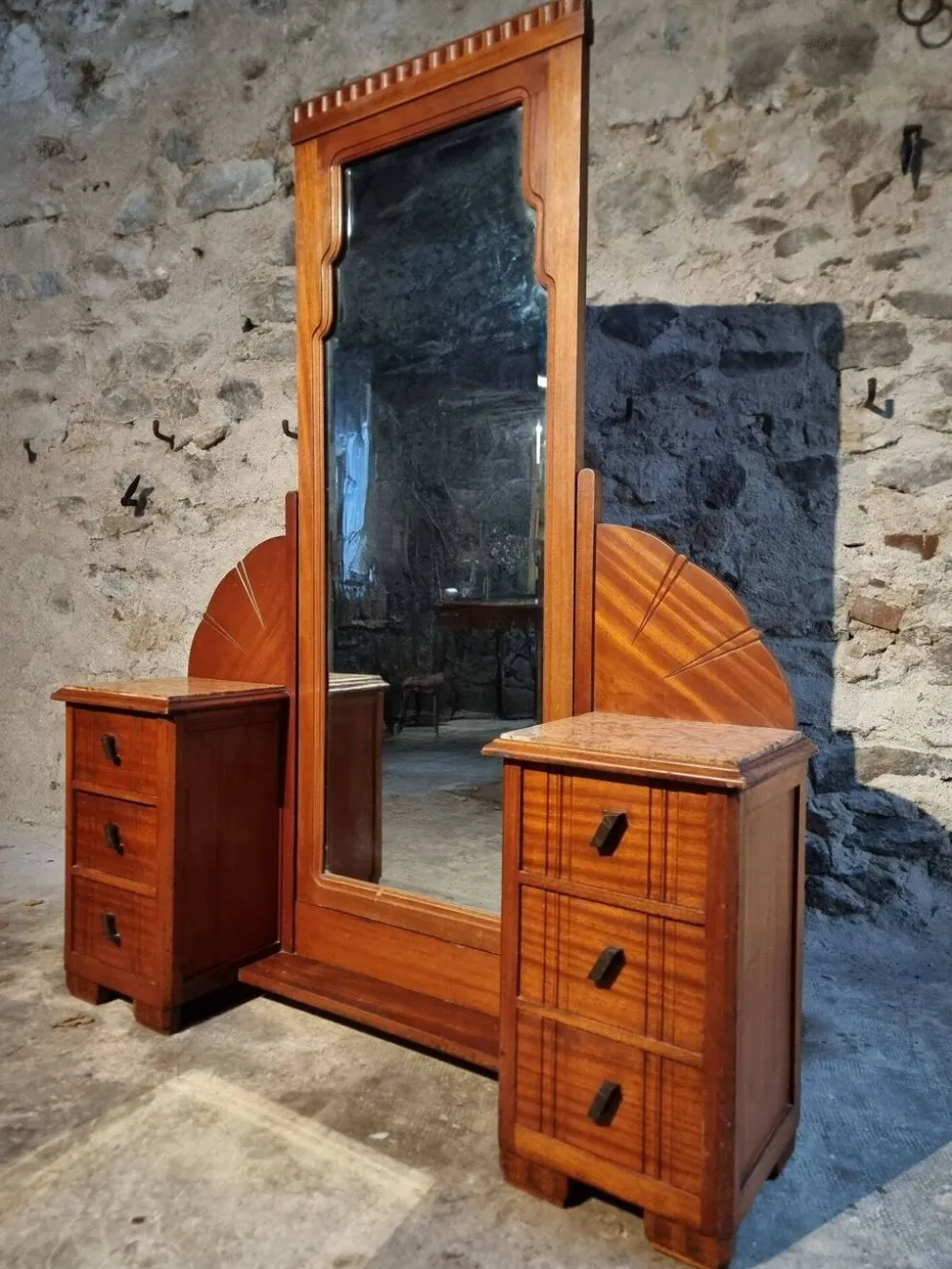Coiffeuse art déco en acajou avec miroir biseauté inclinable, France, années 1920–1930