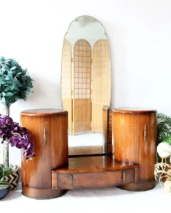 Coiffeuse Art Déco en bois marron avec miroir et armoires latérales Shrager Brothers (1930s)