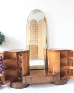 Coiffeuse Art Déco en bois marron avec miroir et armoires latérales Shrager Brothers (1930s)