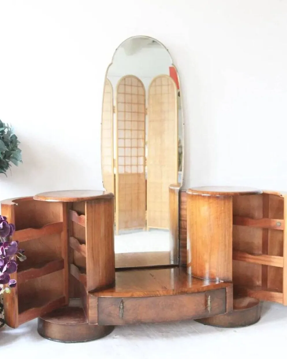 Coiffeuse Art Déco en bois marron avec miroir et armoires latérales Shrager Brothers (1930s)