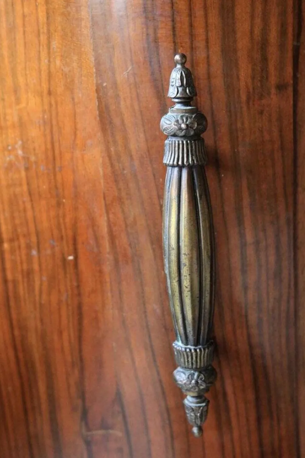 Coiffeuse Art Déco en bois marron avec miroir et armoires latérales Shrager Brothers (1930s)