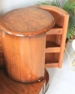 Coiffeuse Art Déco en bois marron avec miroir et armoires latérales Shrager Brothers (1930s)